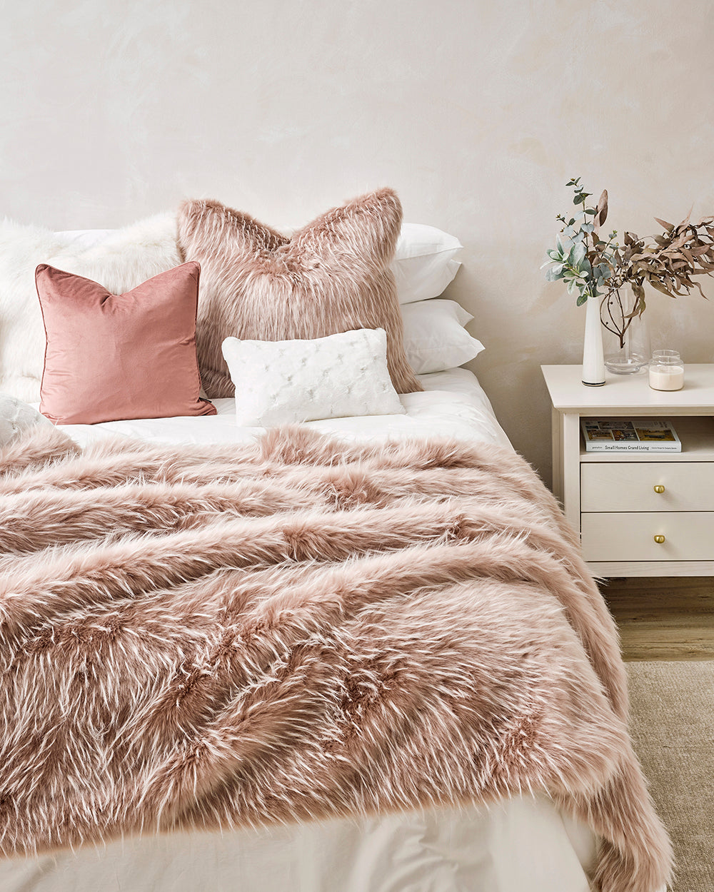 Pink fur outlet cushions