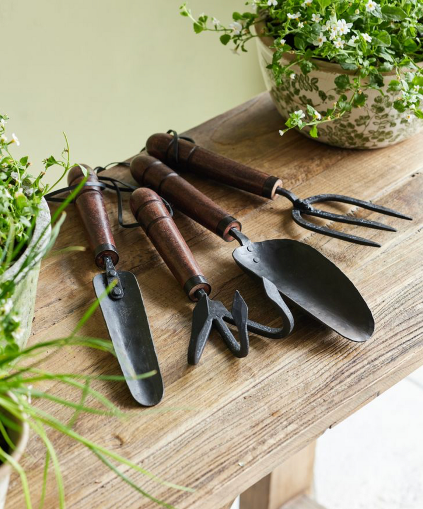 GARDEN TROWEL WOODEN HANDLE